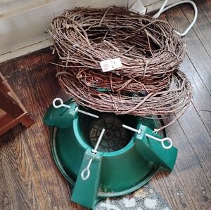 Christmas 🎄 holder and 2 wreaths